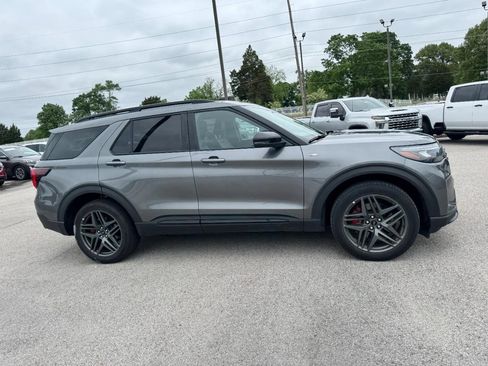 Used 2025 Ford Explorer ST-Line w/ ST-Line Street Pack AWD/4WD image 2