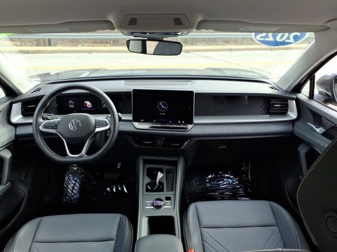 Used 2025 Volkswagen Tiguan SE image 9