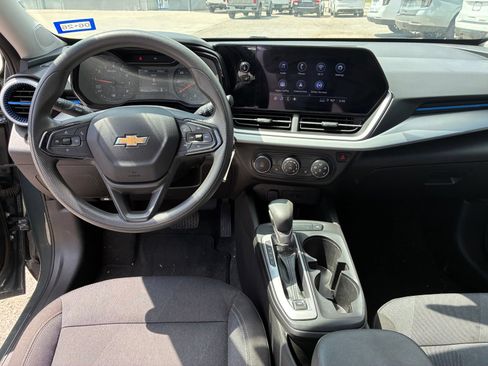 Used 2025 Chevrolet Trax LS w/ LS Convenience Package FWD image 4