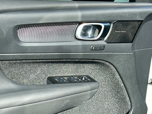 Used 2021 Volvo XC40 T4 R-Design image 18