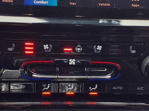 Used 2021 Jeep Grand Cherokee L Limited w/ Luxury Tech Group II image 3