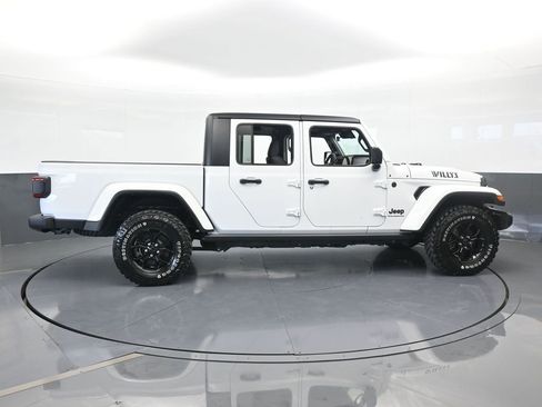 Used 2024 Jeep Gladiator Sport image 7