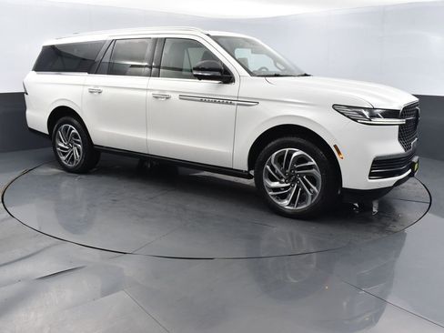 New 2025 Lincoln Navigator L Reserve image 3