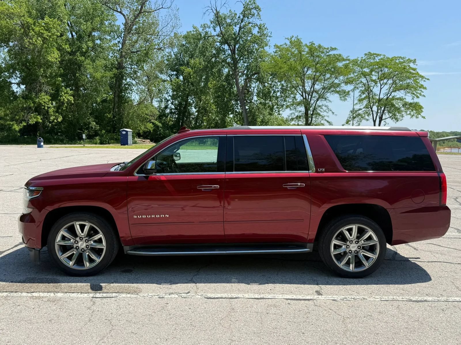 Used 2016 Chevrolet Suburban LTZ RWD image 8