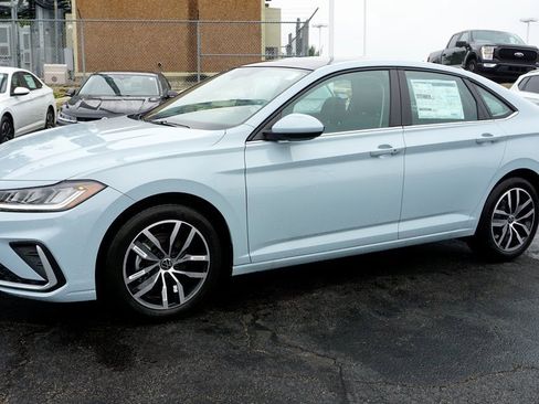 New 2025 Volkswagen Jetta SE image 2