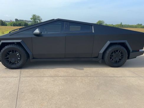 Used 2024 Tesla Cybertruck AWD Crew Cab image 9