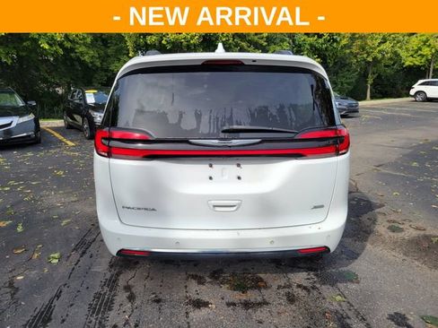 Used 2022 Chrysler Pacifica Touring-L AWD/4WD image 4