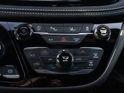 Used 2024 Chrysler Pacifica Touring-L w/ S Appearance Package image 16