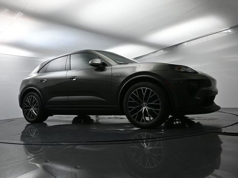 Certified 2025 Porsche Macan Electric image 52