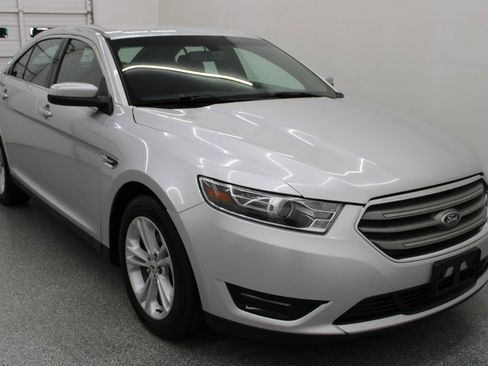 Used 2018 Ford Taurus SEL FWD image 4