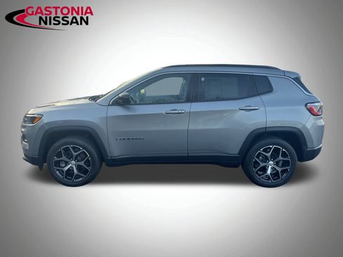 Used 2024 Jeep Compass Latitude image 11