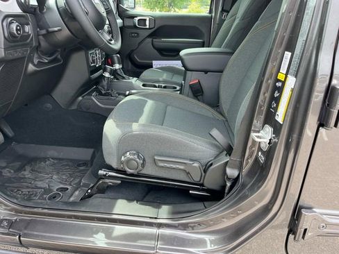 New 2025 Jeep Gladiator Sport image 8