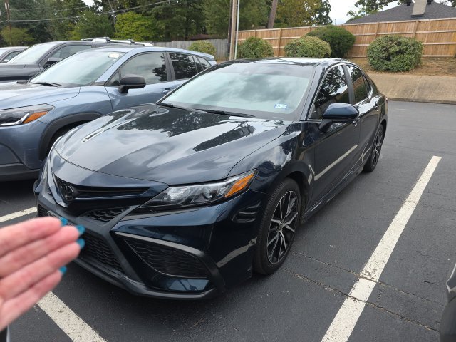 Used 2021 Toyota Camry SE FWD image 1