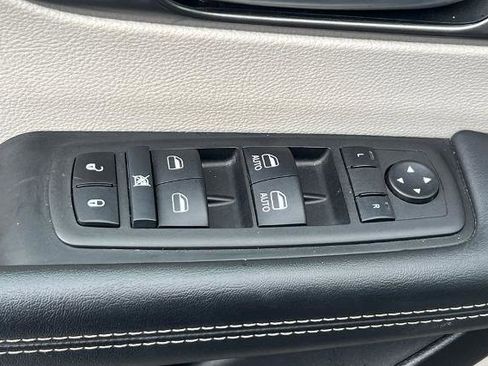 Used 2024 Chrysler Pacifica Touring-L FWD image 18