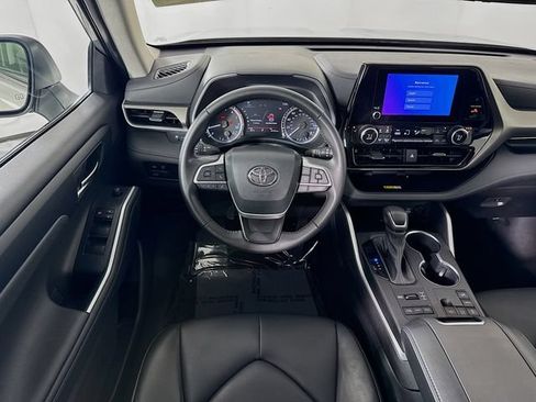Used 2023 Toyota Highlander XLE AWD/4WD image 19