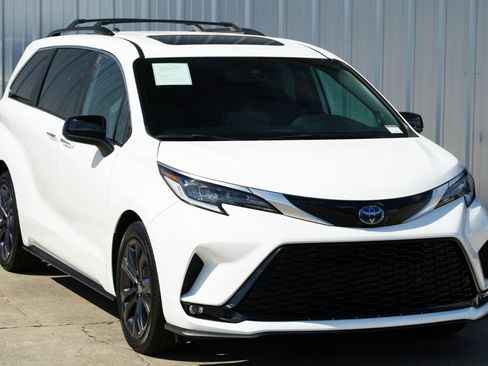 Used 2024 Toyota Sienna XSE image 55