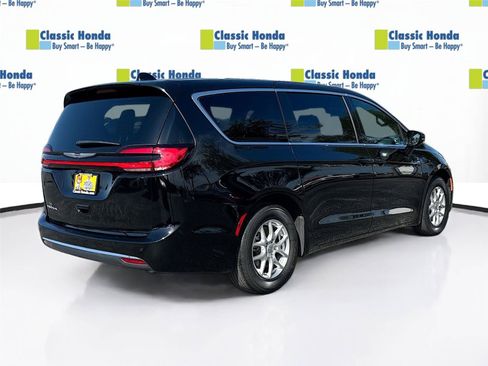Used 2025 Chrysler Pacifica Select FWD image 8
