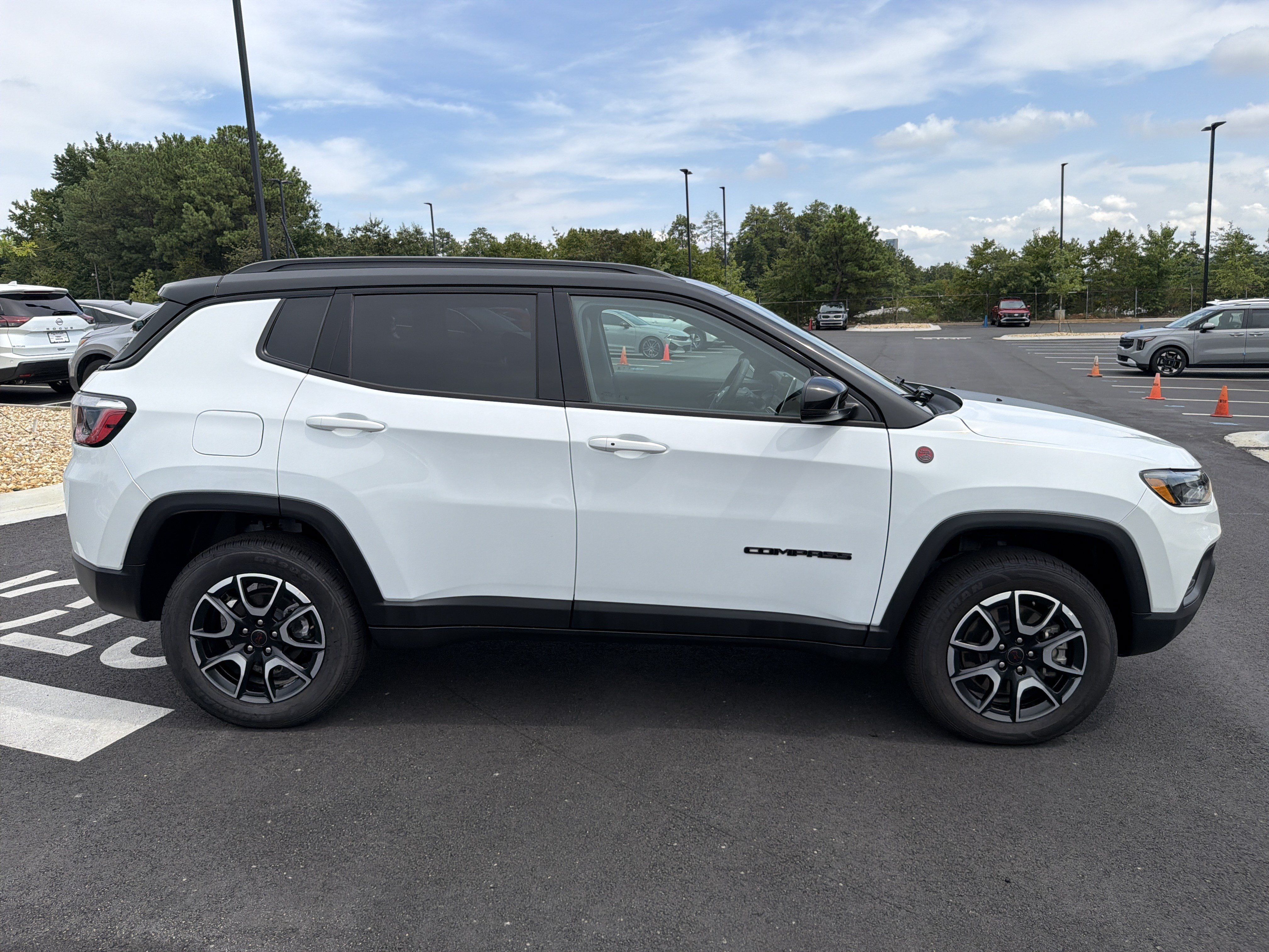 Used 2025 Jeep Compass Trailhawk AWD/4WD image 8