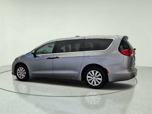 Used 2020 Chrysler Voyager L FWD image 4