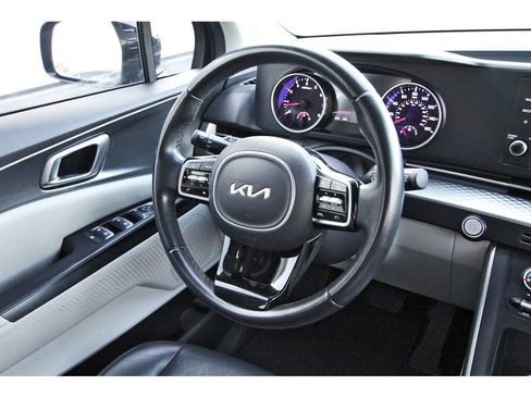 Used 2022 Kia Carnival LX FWD image 8