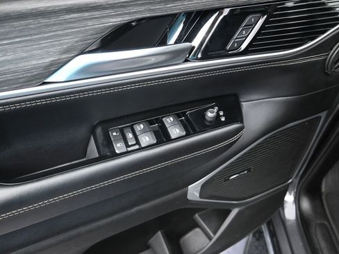 Used 2024 Jeep Wagoneer L Series II image 12