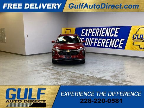 Used 2025 Chevrolet Trax LT w/ LT Convenience Package FWD image 3