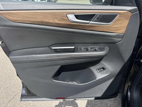 Used 2025 Volkswagen Atlas SE FWD image 19