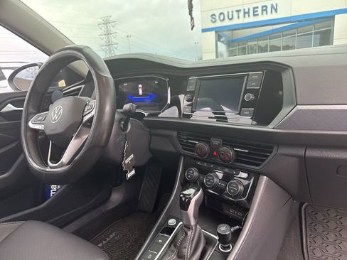 Used 2024 Volkswagen Jetta SE image 9
