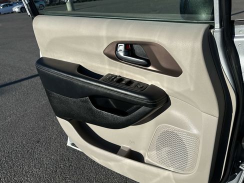 Used 2022 Chrysler Voyager LX image 11