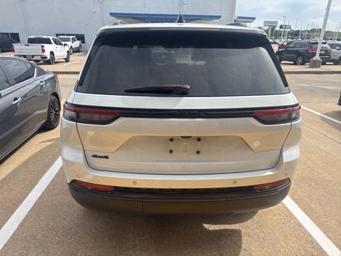 Used 2023 Jeep Grand Cherokee Altitude AWD/4WD image 5