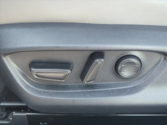 Used 2025 Toyota Camry SE w/ Convenience Package FWD image 10