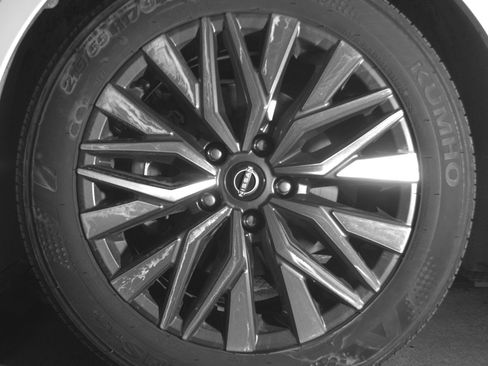 Used 2025 Nissan Altima 2.5 SV FWD image 12