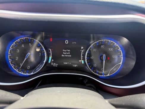 Used 2017 Chrysler Pacifica Limited w/ UConnect Theater Package FWD image 12