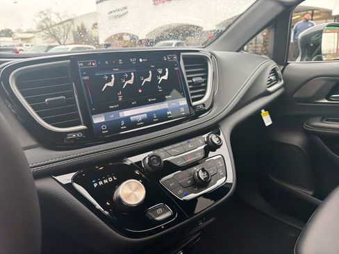 New 2026 Chrysler Pacifica Select image 26
