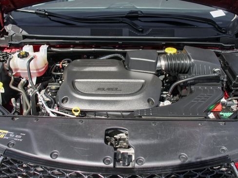 Used 2021 Chrysler Pacifica Touring w/ Uconnect Theater Family Group image 13