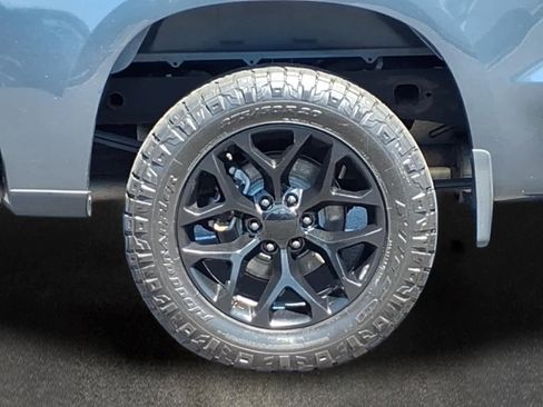 Used 2020 Chevrolet Silverado 1500 Custom w/ Custom Value Package AWD/4WD image 3