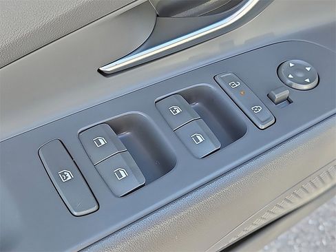 Used 2024 Hyundai Elantra SEL image 18