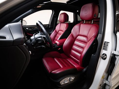 Certified 2023 Porsche Macan S AWD/4WD image 5
