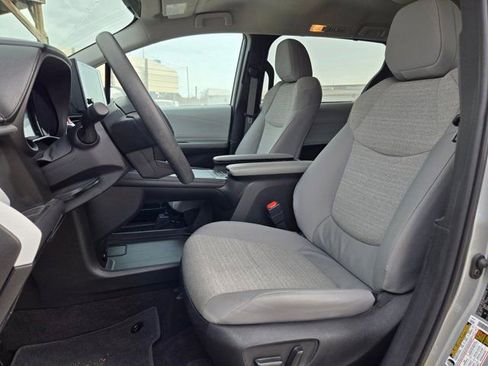 Used 2025 Toyota Sienna LE image 23