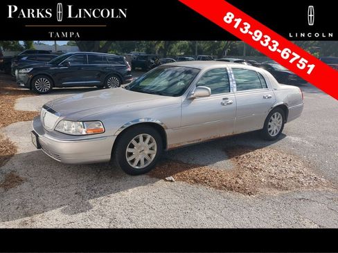Used 2011 Lincoln Town Car Signature Limited RWD image 4