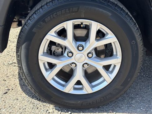 Used 2023 Jeep Grand Cherokee Limited w/ Trailer Tow Prep Group (B) RWD image 10