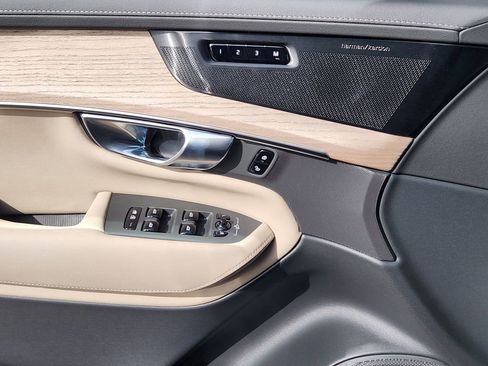 New 2026 Volvo XC90 T8 Plus w/ Protection Package Premier image 11