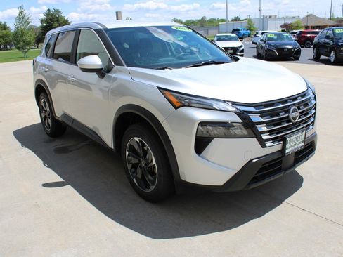 Used 2025 Nissan Rogue SV AWD/4WD image 5