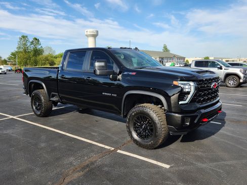 Used 2024 Chevrolet Silverado 2500 ZR2 w/ Technology Package AWD/4WD image 9