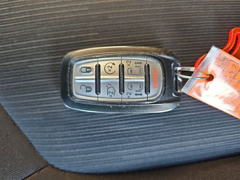 Used 2022 Chrysler Voyager LX image 35