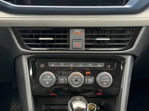 Certified 2024 Volkswagen Taos SE FWD image 19