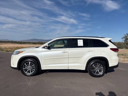 Used 2017 Toyota Highlander XLE w/ Carpet Mat Package AWD/4WD image 8