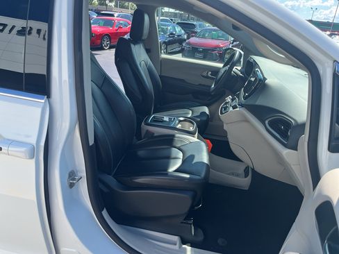 Used 2023 Chrysler Pacifica Touring-L FWD image 58