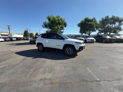 Used 2025 Jeep Compass Trailhawk AWD/4WD image 2