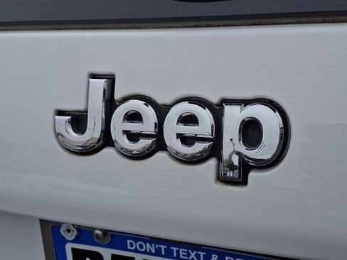 Used 2022 Jeep Cherokee Latitude Lux w/ Sun & Sound Group AWD/4WD image 30